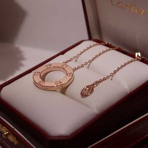 Designer Charm High -versie Carter V Gold Ploated 18K Rose Round Cake Necklace Dames Classic Three Diamond Full Collarbone Chain Fashionable