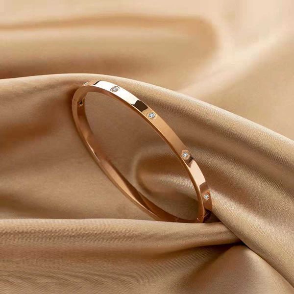 Charme de créateur Bracelet en acier en titane en or rose 18k au Japon et en Corée du Sud Les femmes adorent le même couple Carter Version étroite Classic