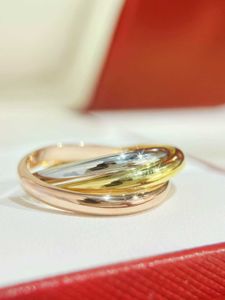Designer Charm Luxury Luxury et trois anneaux haut de gamme pour les femmes 18k Rose Gold Simple Cool Style Niche Design Fashion Index personnalisé