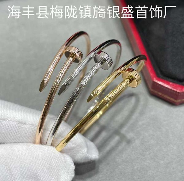 Designer Charm Light Luxury Style Carter Classic Nail Bracelet Womens Version coréenne Tempérament Titanium Steel incolore pour les meilleurs amis