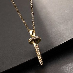 Charme de créateur Luxury High Sense Nail Collier Ins minoritaire Design Carter Clicule Chaîne classique Simple Geometric Cou Femme