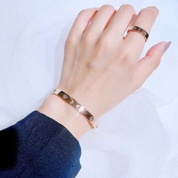 Charme de créateur Nouveau artisanat 18K Rose Gol Titanium Steel Bracelet Women's High Grade Felt Small Group Ring Fade Ins