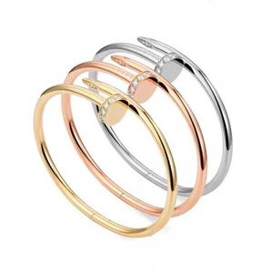 Charme de créateur Nouveau bracelet à ongles en acier inoxydable Classic Style Diamond Inrangé Titanium Femmes Ajustement Couple d'ouverture Cadeau