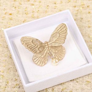 Bague à breloques de styliste en forme de papillon et perles de coquillage naturel, avec boîte à timbres, bijoux de mariage PS3306B