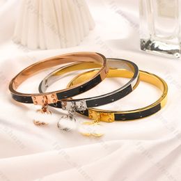 Bracelet à breloques chic de créateur : bracelet en or pour femme avec lettre imprimée – bijoux de mariage de luxe, acier inoxydable plaqué or 18 carats, cadeau d'amour idéal pour une fête, un mariage, un anniversaire.