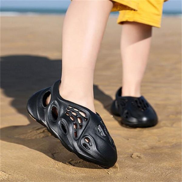 Designer Enfants Sandales Bébé Garçons Filles Summer Beach Diapositives Enfant Enfants Slip-On Mousse Pantoufles Légères Chaussures À Bout Fermé