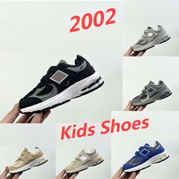 Designer Childrens 2002 Hardloopschoenen voor kinderen 2002 Refined Future Castlerock Zwart Taupe crème Nightwatch Groen Turtledove Sea Salt Athletic Sneakers