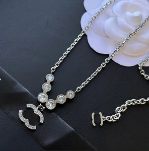 Colliers ras du cou de marque marque lettre collier en cuivre à la mode femmes argent plaqué or chaîne de clavicule bijoux cristal perle mode cadeaux de noël top mm