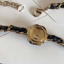 Gargantillas de diseñador Collar de oro Gargantilla de cuero Cadena Sier Chapado en cobre Letra Collares pendientes para mujer Joyería