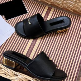 Designer Chunky Heel Mules Dames slippers Goud overtollige lederen slippers Rond open tenen gewatteerde textuurglip op vergulde hiel dames outdoor casual slipper