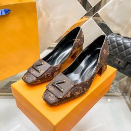 Designer talons grosoussants secoue luxe à talons hauts sandales en cuir breveté boucle métal tory fashion fashion chaussures pour femmes carré avec des chaussures de coin sandalia abricot