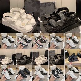 Sandalias de la ciudad de diseñadores Fashion C Heels Plataforma de plataforma deslizante Mujer Mujeres de entrenamiento bajo chanclas zapatos de cuero