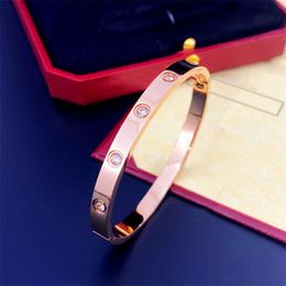 Fermoir design Bracelet bracelet en acier titane Luxe hommes et femmes mode en or rose 18 carats populaire ne se décolore pas couleur bracelet tendance accessoires en acier inoxydable