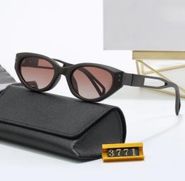 Designer Classic Cat Eye Sunglasses Femme Hommes Protection solaire Nuances confortables Résister à gratter avec boîte
