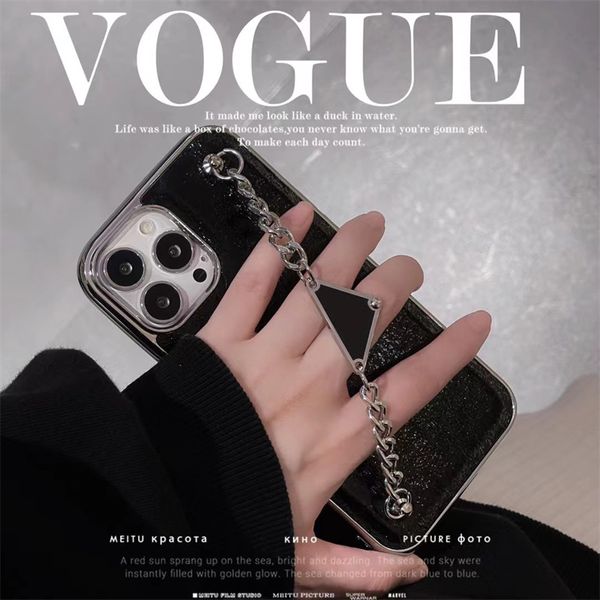 Designer Classic Fashion Phone Case Argent Noir Couverture de téléphone portable avec chaîne de luxe Femmes Hommes Cas de téléphone pour iPhone 11 12 13 14 Pro Promax