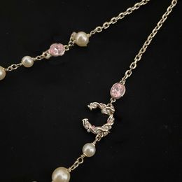 Collier de perles blanches classiques de luxe de créateur serti de diamants roses, nœud papillon à double lettre utilisant une chaîne en O, collier à breloques en laiton, offre des cadeaux de vacances aux mères