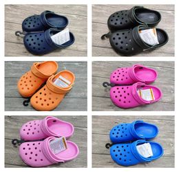 Ontwerper klassieke sandalen kinderen kinderen verstoppen roze blauwe jongensmeisjes Buckle slippers croos glijbanen peuters baby's zwarte witte waterdichte outdoor strandschoenen122579999