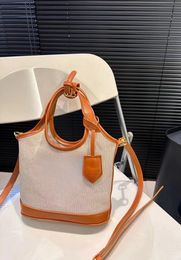 Sac en toile de grande capacité d'été classique de créateur Le sac à bandoulière simple est un article incontournable pour les fashionistas Disponible en deux tailles Sac de luxe Sac à bandoulière