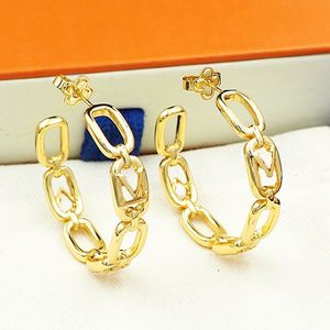 Designer Classic V-vormige oorbellen beroemd Franse merk Women Nieuwe studs Presbyopia Metal Brass Material Charm Jewelry Girls Exquisite Elegant Fashion Cadeau