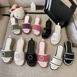 Zapatos de lujo Slipper Slides para mujer Moda Sandalias negras clásicas Heatshoes Plataforma Gear Bottoms Playa Zapatillas ligeras Resorts Plataforma