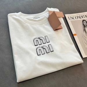 Vêtements de créateurs Miu Fashion T-shirt Womens High Quality Cotton Round Nou Tee broderie polyvalente à manches courtes décontractées Tshirt Femmes Vêtements d'été
