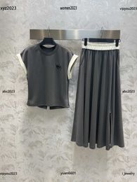 vêtements de créateurs femmes robe fille Robe deux pièces Taille S-L T-shirt contrasté sans manches et jupe fendue élastique taille haute June25