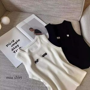 Designer kleding vrouwen tanktop dames miui 24SS nieuwe mode bedrukte letters eenvoudige casual veelzijdige slanke slanke fit gebreide kort vest high -end 848