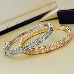 Diseñador Clover Bangle Pulseras de marca para mujeres Chapado en oro de 18 quilates Cristal completo Perlee de cuatro hojas Trébol dulce Flor Brazalete Regalo de fiesta de San Valentín Jewelryq2