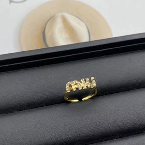 Les anneaux de cluster de créateurs ne fondent jamais la lettre de mode zircon anneau de luxe conception personnalisée conception ouverte avec une boîte d'origine pour la fête