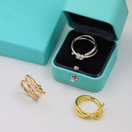 Diseñador Anillos de racimo Mujeres Oro Joyería de moda Nudo Anillo de banda brillante Anillos T para hombre Anillo de promesa clásico Pareja Joyas de plata 237316C