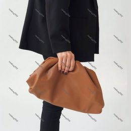 Bolsa de embrague de diseñador Negro Famad Famad The Pouch Soft Bornfskin Ladies Grannegal Bag a la mano Mano de la mano Mujeres Bolso de la nube de la mejor calidad del cuero genuino