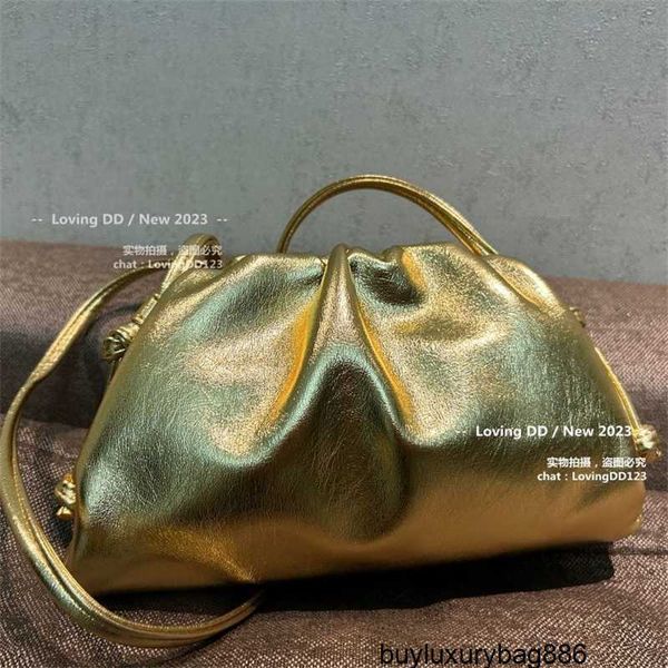 Bolsos de embrague de diseñador BottegavVeneta Bolsas para mujer Cara brillante Paquete de nube Oro y plata Celebridad de Internet Weiye Paquete de bola de masa del mismo estilo Bolso que rebota de miel HB6O