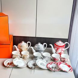 Ensembles de café et de thé de créateurs Ensemble de tasse à café et soucoupe en porcelaine d'os européen exquis Tasses de couple de luxe Coffret cadeau de thé de l'après-midi anglais