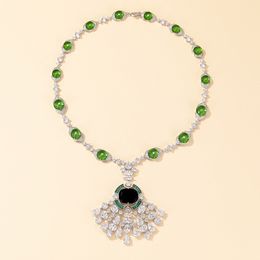 Designer Collection Clavical Necklace Women Lady Inleg volledige diamant synthetische saffier kwastjes hangers vergulde gouden kleur groene kralen diner feestketen