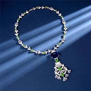 Colección de diseñador Collar de clavícula Mujer Lady Inlay Diamante completo Borlas de zafiro sintético Colgante Chapado en oro Color Verde Azul Cuentas Cena Fiesta Cadena