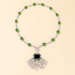 Designer Collection Clavicule Collier Femmes Lady Inlay Full Diamond Saphir Synthétique Glands Pendentif Plaqué Or Couleur Vert Perles Dîner Chaîne De Fête