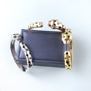 Collection Collection Bracelet de style mode Femme Lady Plated Gold Color Black Spotts lisse surface Green Eyes Leopard Head Panther Open Bangle