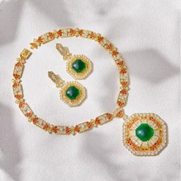 Colección de diseñador Pendientes de estilo de moda Collar Mujer Configuración de dama Diamante Naranja Circón checo Gema verde Octágono Colgante Cena Conjuntos de joyería