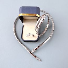 Colección de diseñador Estilo de moda Mujer Dama Cabeza Cola Incrustación Diamante Serpiente Collar de serpiente Collar Brazalete Pulsera Anillo Chapado en oro Cena Conjuntos de joyas