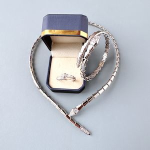 Collection de créateurs Style de mode pour femmes, incrustation de tête et de queue de diamant, serpent, collier, bracelet, bague, plaqué or, ensembles de bijoux de dîner