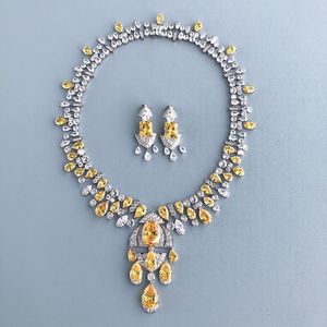 Designer Collection Luxueuze ketting oorbellen vrouwen dame inleg geel witte daimond kwastjes hangdoek dinerfeest high-end sieraden