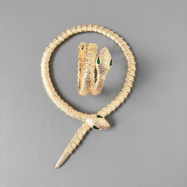 Designer Collection Style Dîner Tour de cou Neckhole Collier Bracelet Paramètres Plein Diamant Plaqué Or Yeux Verts Serpent Serpent Serpent Forme Ensembles de Bijoux