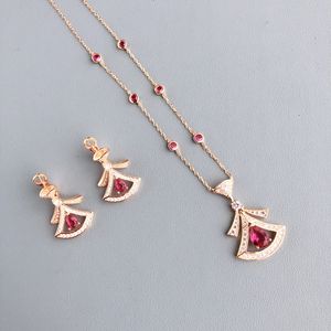 Designer Collectie Stijl Mode Ketting Oorknopjes S925 Sterling Zilver Vrouwen Lady Inlay Rood Groen Diamant waaiervormige Hanger Sieraden Sets