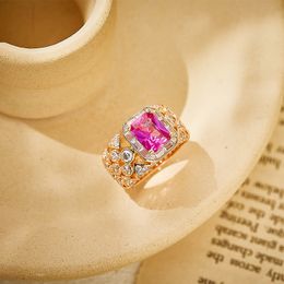Style de collection de créateurs Femmes haut de gamme Lady Hollow Out Inclay Cubic Zircon Diamond Artificial Pink Corundum plaqué Champaign Gold Party Ring