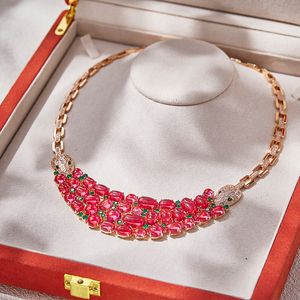 Colección de diseñador Estilo Serpiente Collar de serpiente Mujer Dama Incrustación Diamante Cuentas rojas Doble serpiente Colgante Chapado en oro rosa Cadena de color Cena Joyería