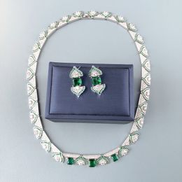 Designer Collection Stijl Wide ketting Studoor oorbellen vrouwen dame inleg groen diamant vergulde goud kleur synthetische smaragdgroene sieraden sets high-end sieraden