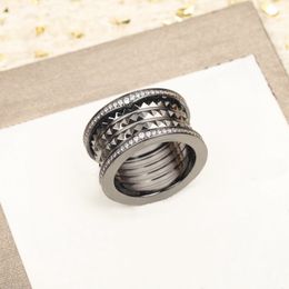 Diseñador Colección Estilo Anillo ancho Hombres Dama Mujeres Grabado B Iniciales Espiral Bordes Amantes del diamante Rock Anillos negros de cuatro bandas