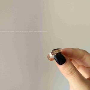 Design de la marque incolore design anneau numérique romain avec diamant index de queue