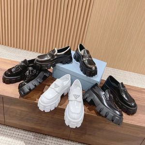 Diseñador Comfort Monolith Cuero cepillado Mocasines de mujer Zapatos casuales Triángulo Patente Oxford Zapatillas gruesas Zapatillas de deporte al aire libre Zapatillas de deporte de lujo Mujer Clásico Mate