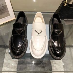 Diseñador Comfort Monolito cepillado de cuero Mujer mocasines zapatos casuales Triángulo Patente Oxford Cadro de zapatillas de lujo